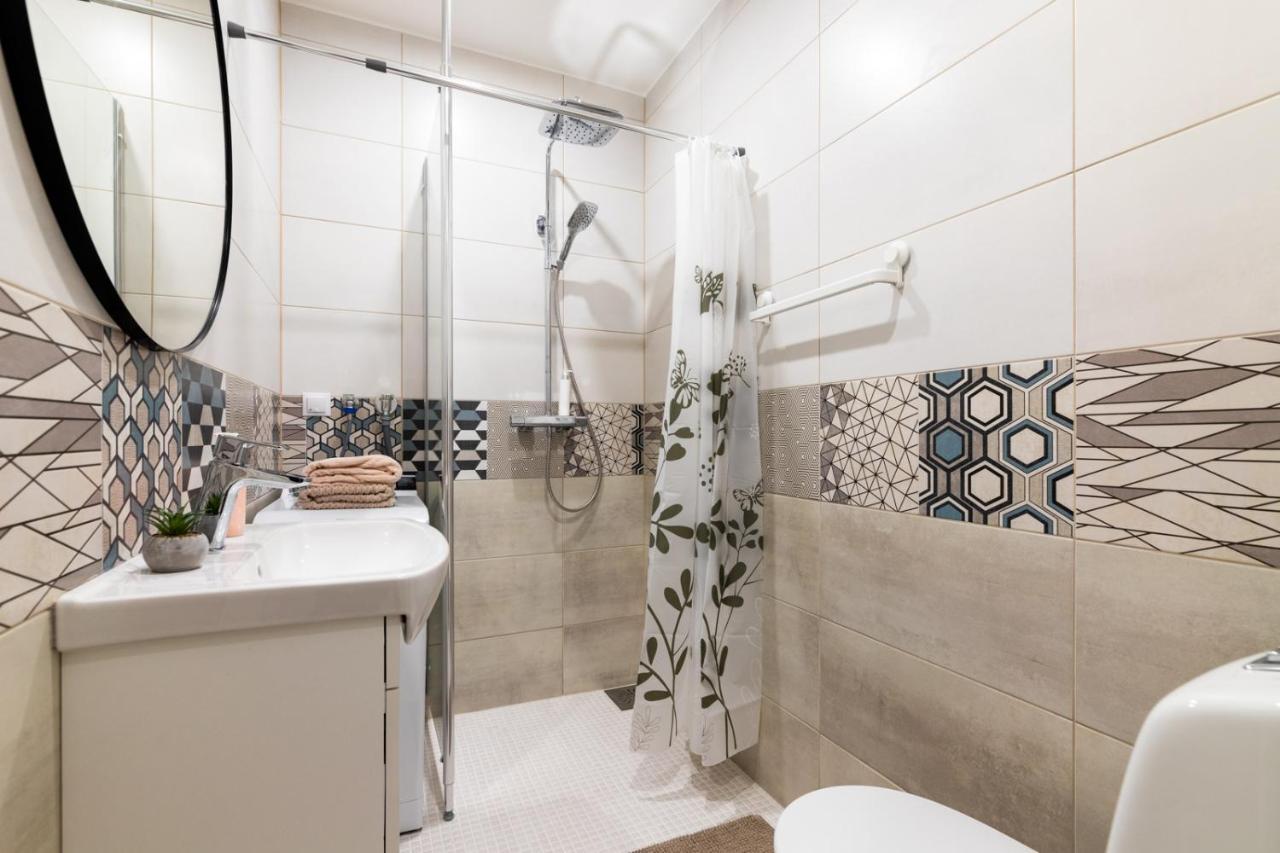 Charming 1Br In Superb Location, Free Parking & Wi-Fi Lägenhet Tallinn Exteriör bild